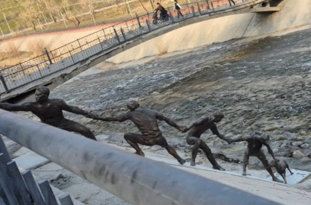 哈薩克「人鍊救狗」十年紀念：賽蘭水庫雕像揭幕，全球見證團結互助精神