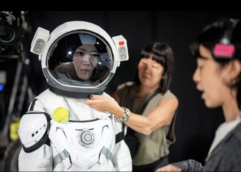 《兩個人間》MV驚艷釋出：蔡淳佳、林倛玉化身宇宙戀人，科技與藝術如何共築星際羅曼史？