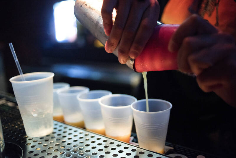 科技業裁員潮下另闢蹊徑：女性靠行動調酒副業月入16萬，成功轉型職涯新局