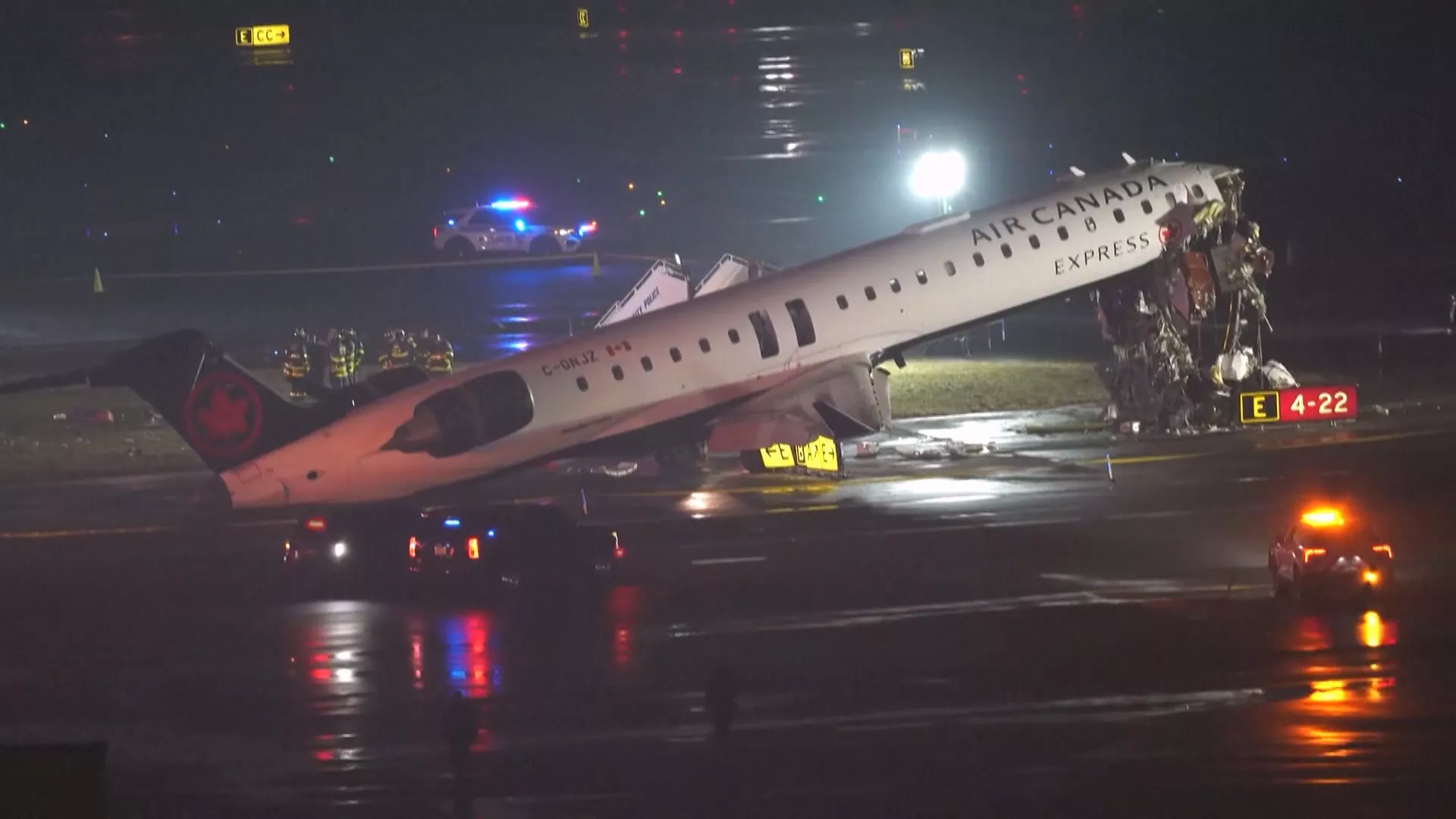 拉瓜迪亞機場驚魂！客機降落猛撞消防車，ASDE-X失靈揭多重系統性失誤警訊