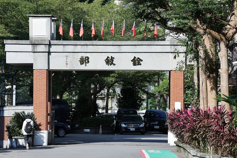 銓敘部大刀闊斧！公務員考績新法草案：三等制、獎金差異化，告別「輪流吃乙」