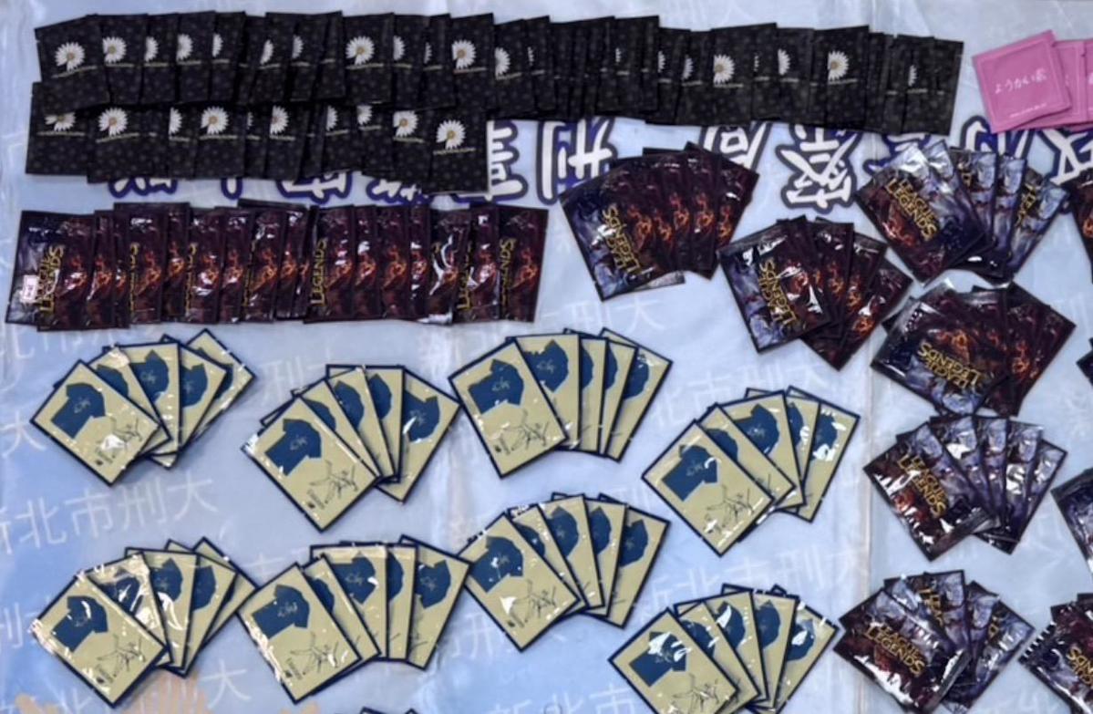 新北警破獲「GD、英雄聯盟」毒咖啡包案！女毒販巧用潮牌圖案誘年輕族群，逾300包遭扣