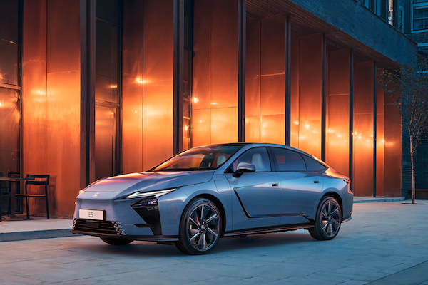 豪華電能新紀元：Lexus 大改款 ES 預售價揭曉，純電版獨享充電禮遇