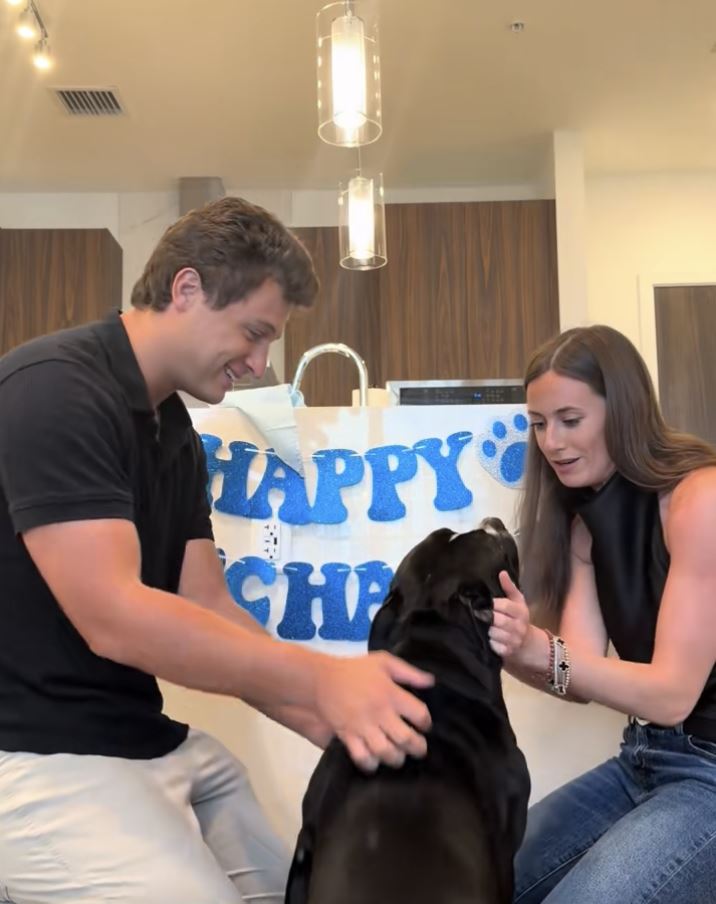 美國夫妻暖心收養四歲黑狗布魯斯：承諾「你就是我們家人」感動全網