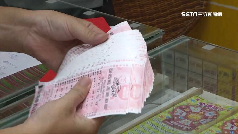 苗栗婦人買菜途中花100元中大樂透頭獎1億元，捐千萬公益並帶母親圓郵輪夢