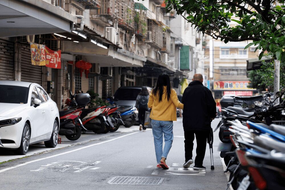 破解老舊公寓電梯困境：李四川三招「圖利長者」創新解方