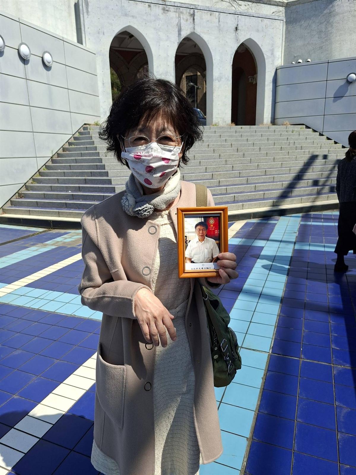 陳佩琪攜柯文哲「照片」赴兒畢典 李怡貞律師：這份心意是真愛，抑或…