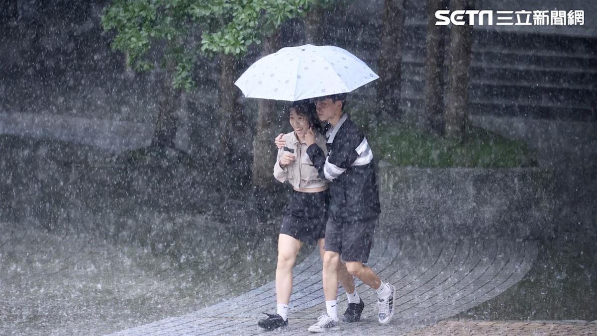 春雨鋒面接力報到！清明連假天氣劇變，氣象署揭最強降雨時程與高溫警訊