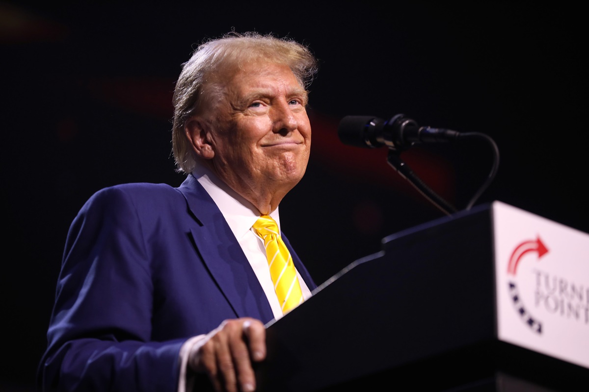 川普稱伊朗送上「驚人禮物」：荷莫茲海峽石油運輸暗藏終戰玄機？