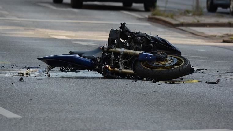 烏克蘭盧甘斯克街頭競速釀悲劇：20歲重機騎士高速撞擊當場殞命