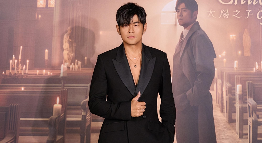 周杰倫《太陽之子》全球首播！DIOR深V西裝、幸運星項鍊驚豔時尚圈