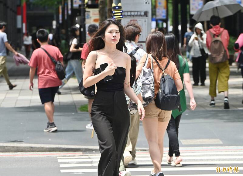 東北季風增強！北台灣轉涼探24度，中南部飆32度，未來一週天氣與空品全解析