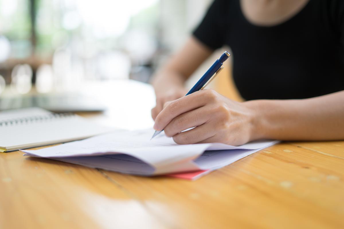 職場文化衝擊！新鮮人遇老闆要求「抄弟子規」，逾百網熱議兩派應對策略