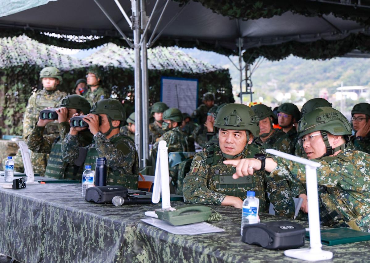 陸軍司令呂坤修視導「正義操演」：實彈命中裝甲車，強化國軍嚇阻力與戰訓革新