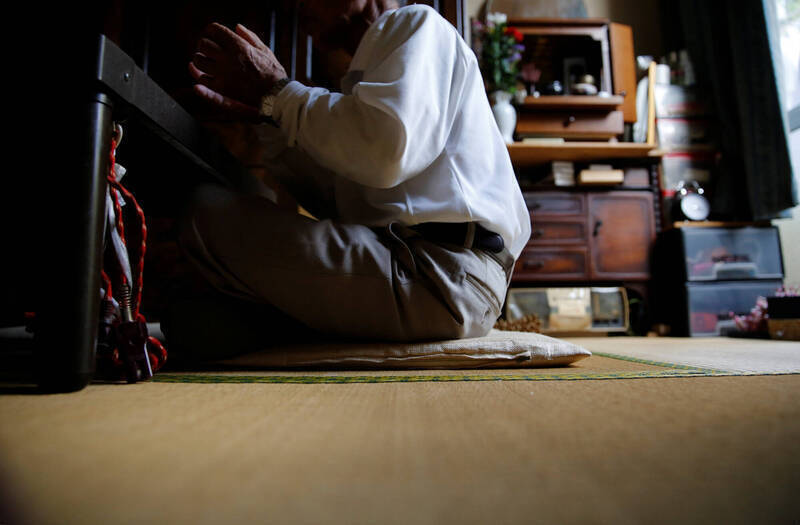 退休夢碎？61歲翁驚見存款遭吞噬，揭露「啃老」家庭潛在財務警訊