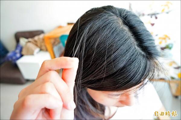 白髮叢生不只老？專家揭密5大關鍵營養，飲食調理助維持髮色！