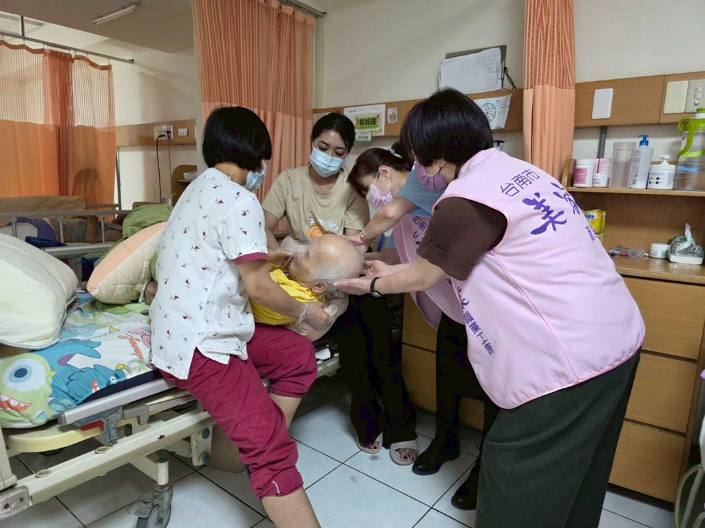 台南勞工局攜手工會「義剪」傳愛，點亮長照、教養院生自信新「髮」現