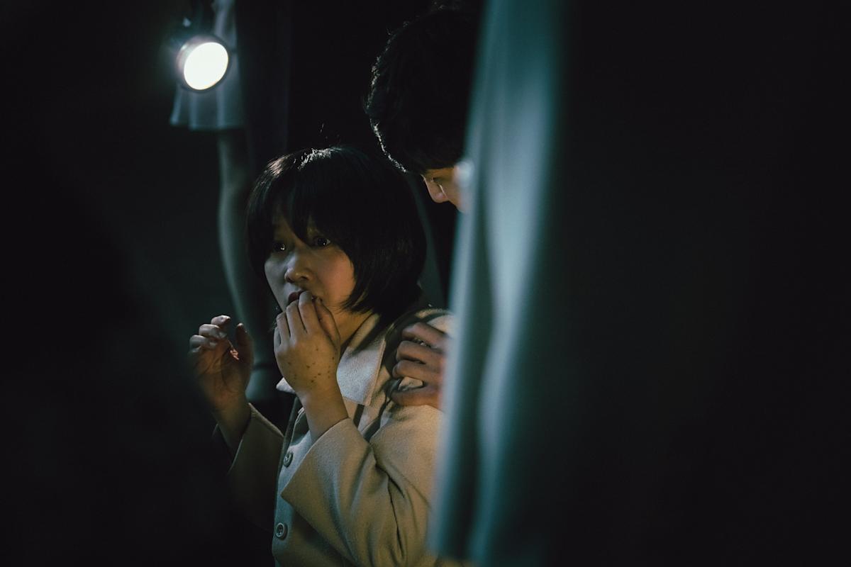 嚴正嵐《死亡之握：鬼牽手》揭校園排擠陰影 同學會變奪命煉獄！