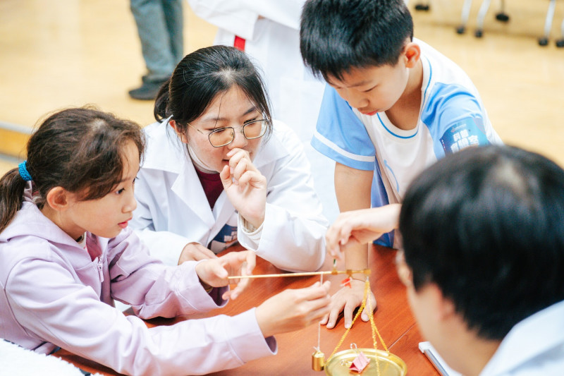 北醫大攜手台積電慈善基金會：達文西機械手臂首入國小校園，啟動醫學科學教育新紀元