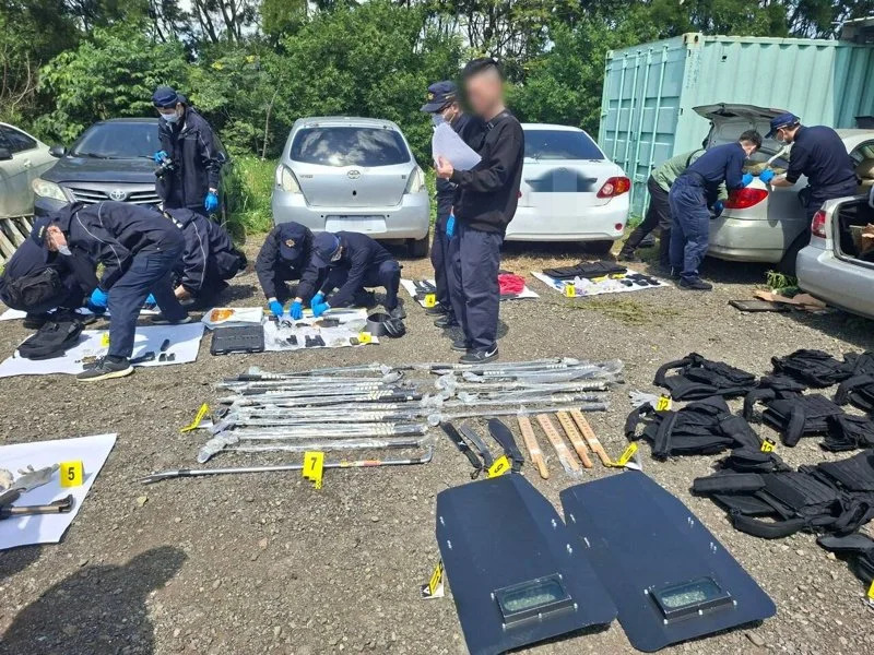 桃園楊梅修車廠驚爆幫派「移動軍火庫」！警方一年追查，起獲10槍、逮5嫌，揭地下兵工廠危機
