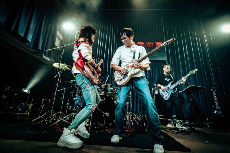 跨越24年！信樂團「信念不滅」震撼開唱，前吉他手Chris驚喜現身揭幕後幽默真相