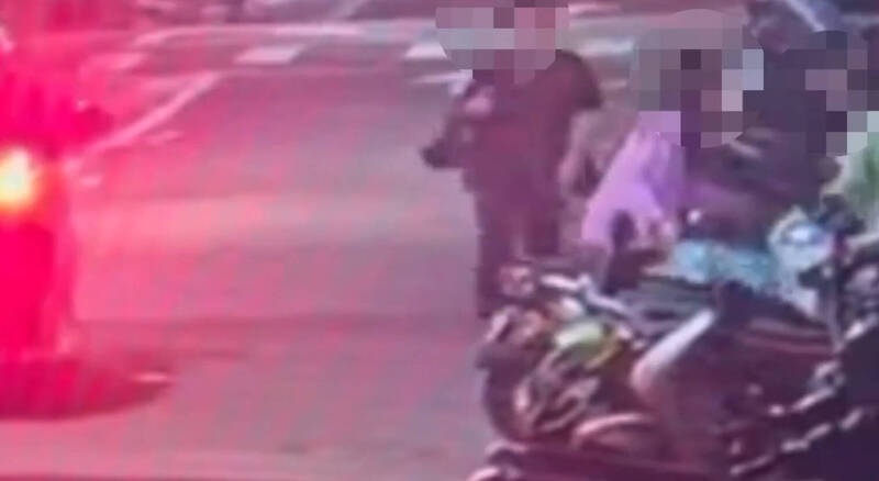台北男無故踹倒路邊機車釀毀損 大安警迅速鎖定嫌犯送辦