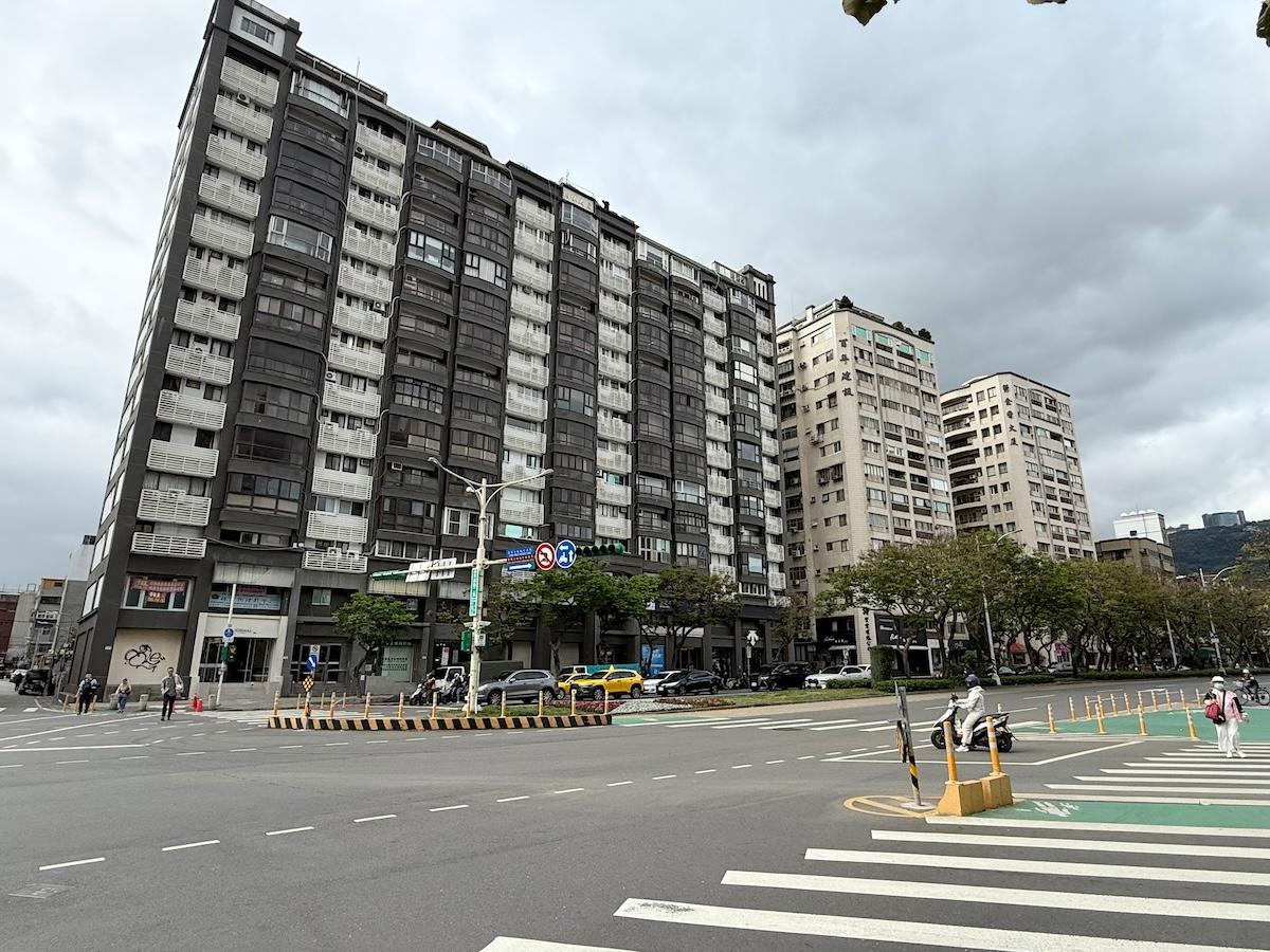 央行「微鬆綁」難救市？新青安恐縮水、豪宅賠售千萬！專家揭房市「K型分化」新時代