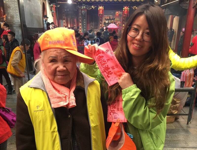 粉紅超跑神蹟迴轉啟發！嘉義囝仔獻2千組天幕雨衣 護佑白沙屯香燈腳