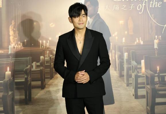 周杰倫《太陽之子》彩蛋揭密：〈那天下雨了〉神呼應〈晴天〉，鐵粉淚灑青春回憶