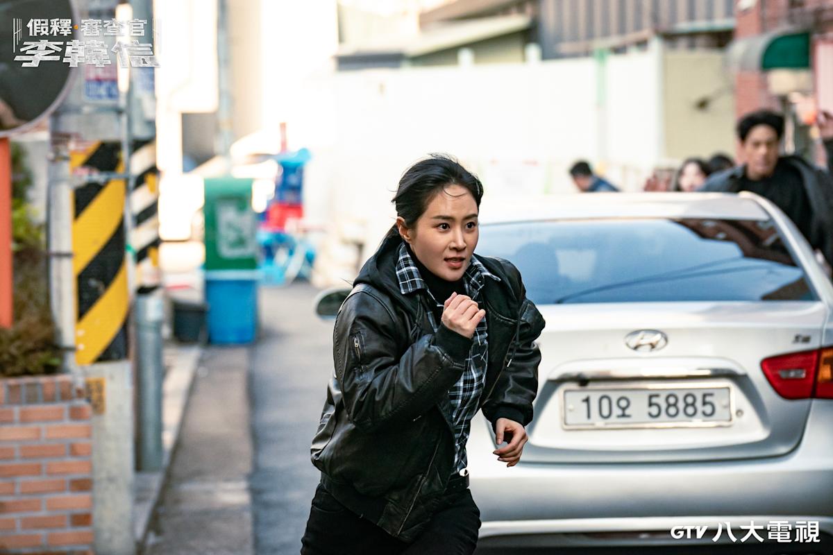 權俞利《假釋審查官》搏命演出：側手翻絕技導演喊卡，揭刑警角色幕後真相