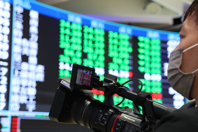 台股力守33112點！中東情勢詭譎 國泰投信曝「AI+定期定額」抗震術