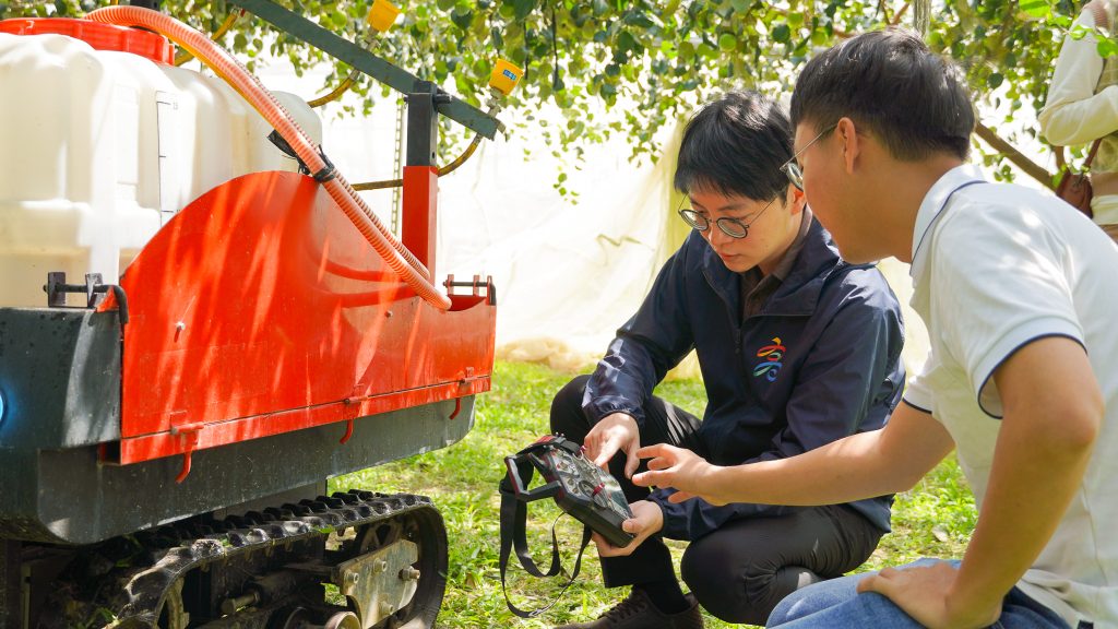 高雄青創伊凌科技「履帶式噴藥車」：智慧農機如何翻轉農村缺工困境？