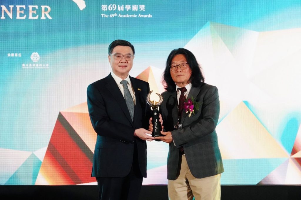 打破私校桎梏！東海何萬順教授獲教育部學術獎 捐百萬助學