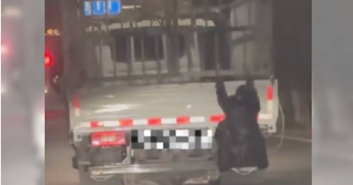 抓姦驚魂！新疆人妻疑夫外遇，深夜「肉身掛車」跟蹤，警急攔阻丈夫遭罰