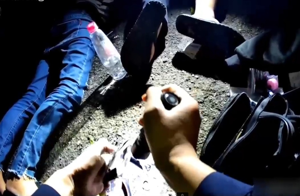 淡水警追緝毒駕驚險 4公里狂飆誤入死巷 「喪屍煙彈」等新興毒品當場查獲