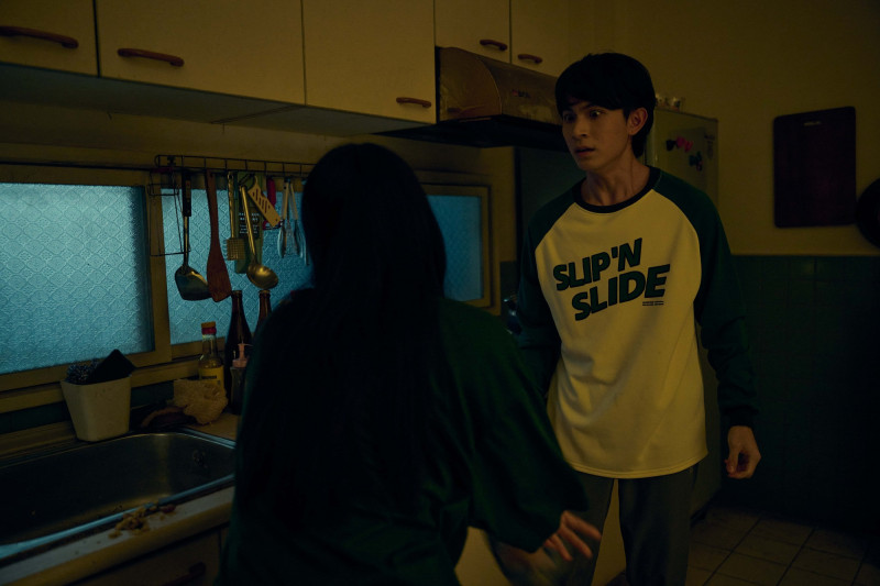 活蟑螂竄書包！《祭弒》林暉閔遭霸凌敬業不NG，邵奕玫騎車尖叫練嗓