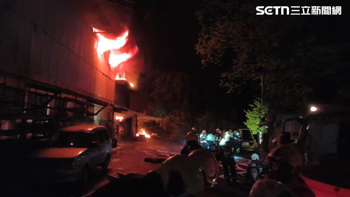 南港鐵皮工廠惡火吞噬！6旬夫妻視訊求援斷訊 嚴重塌陷尋獲兩焦屍