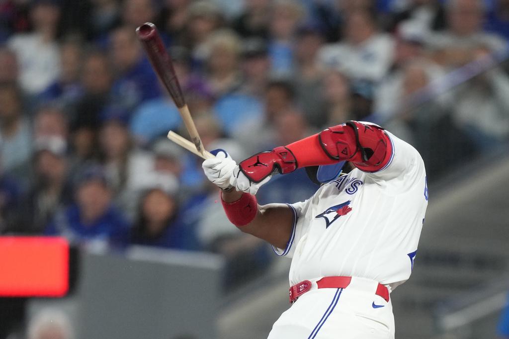 MLB藍鳥開幕戰驚現「斷棒奇觀」：小葛雷諾強打致護網卡關，賽事一度中斷！