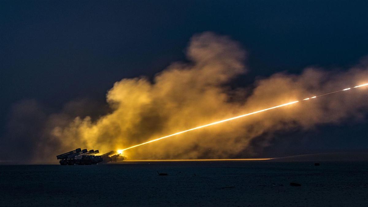 軍購卡關！海馬斯火箭款項倒數，藍白杯葛引爆國防危機，美方與總統齊聲示警