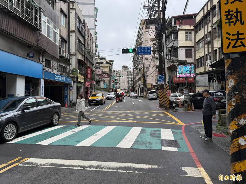 基隆東信路長者斑馬線驚魂：預告號誌成陷阱？人本交通的未竟之路