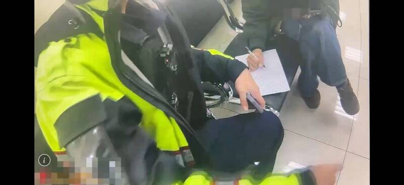 喑啞女子險陷「假交友愛情詐騙」！銀行警聯手筆談阻百萬匯款