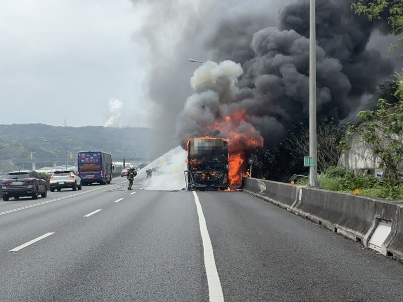 國1五楊高架遊覽車驚傳自燃！25人急逃生，1傷送醫驚險畫面曝
