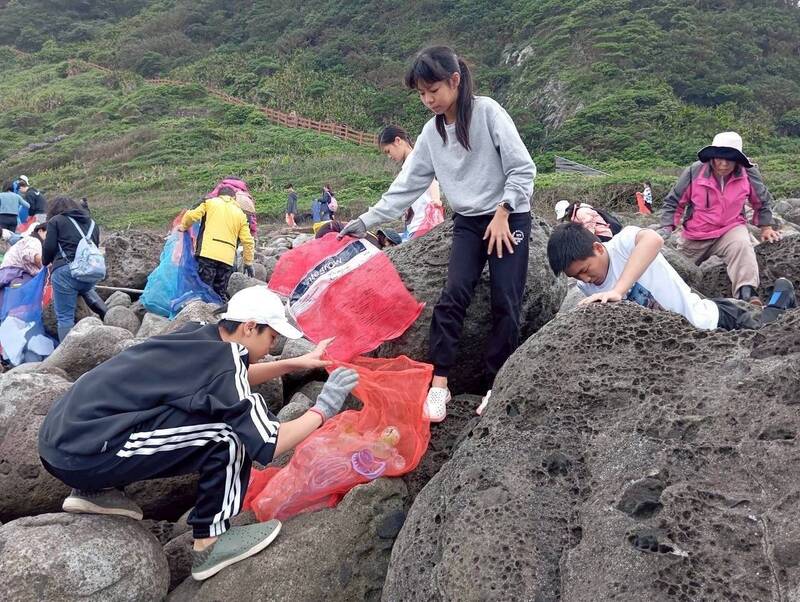 「臺灣龍珠」基隆嶼、潮境保育區解封！逾300人搶先淨灘，揭密生態總量管制新制