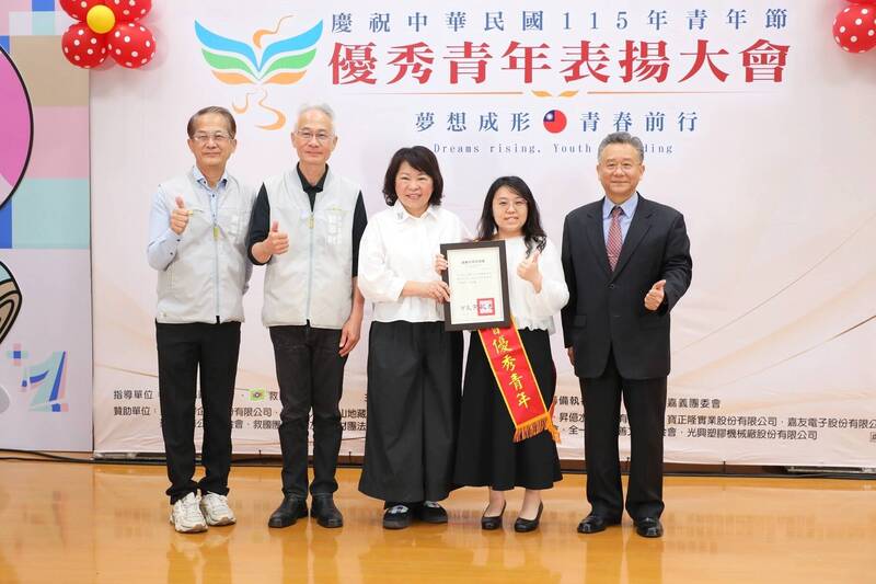 嘉義青年節表揚95傑出青年：輔導菁英吳貞慧、醫護公益典範獲全國肯定
