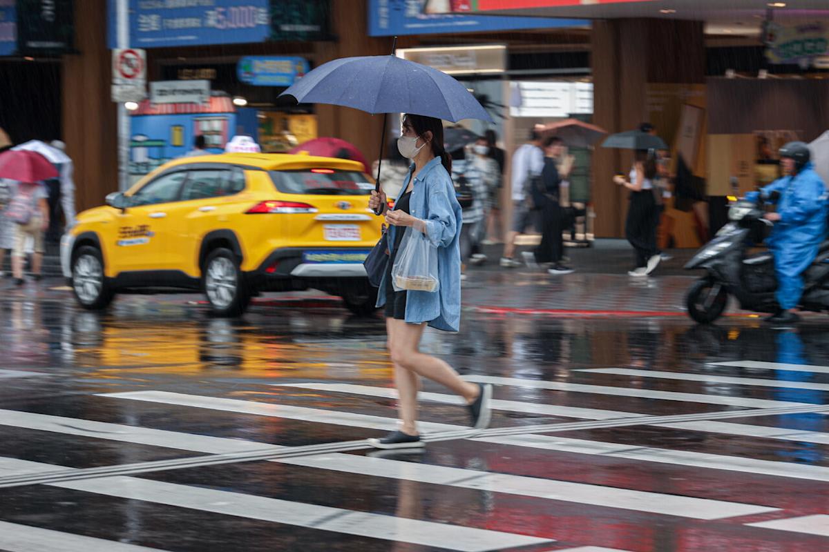 「天氣驟變」警報：鋒面接力叩關，清明連假「中部以北」嚴防雷雨來襲！