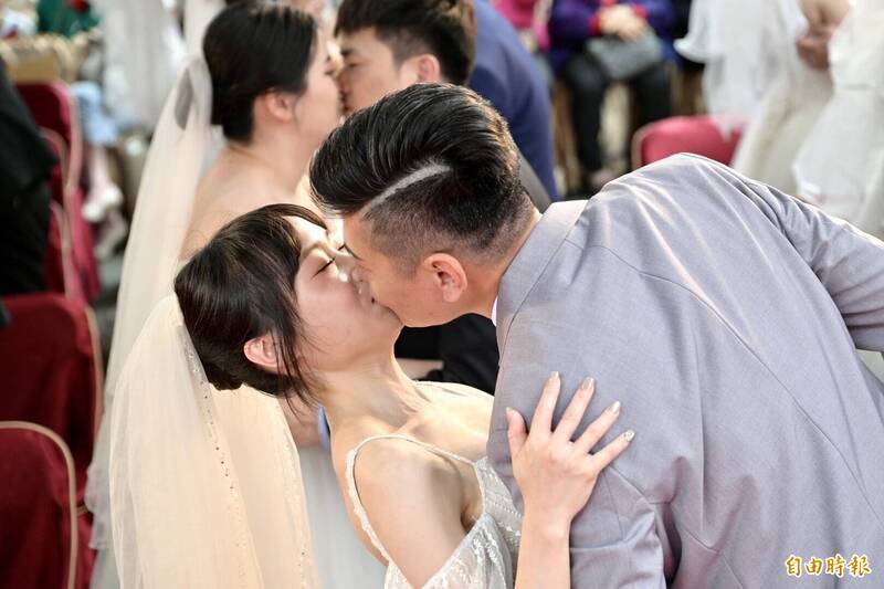 桃園景福宮月老首辦聯合婚禮：33對新人情定百年古廟，疏文祈福浪漫擁吻