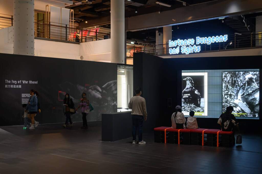 國美館「無限副本與瞄準器」：解構虛實戰場，科技藝術如何重塑觀看之道？