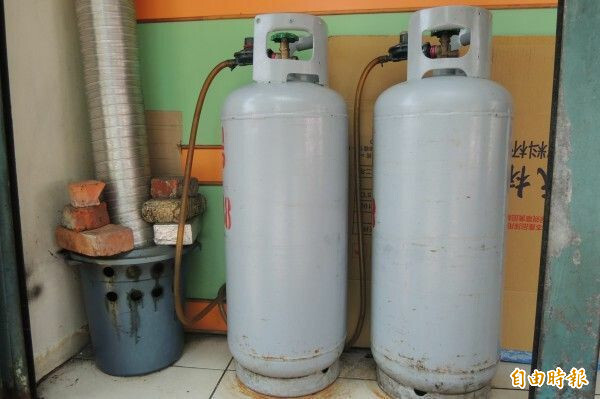 經濟部聯手台塑、中油穩物價：4月桶裝瓦斯凍漲，乙烯供應量衝破7.9萬噸！