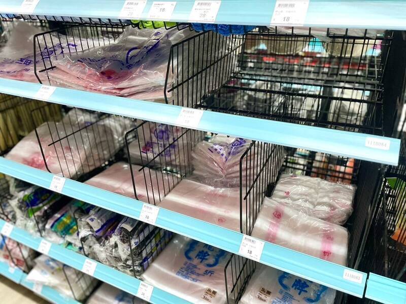 石化原料動盪衝擊塑膠袋供應？政院揭三大策略穩物價、保庫存