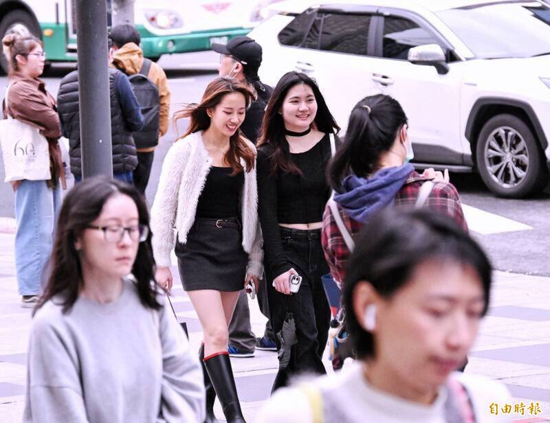 週末天氣兩樣情：東部嚴防局部大雨，西半部空污警報拉響！